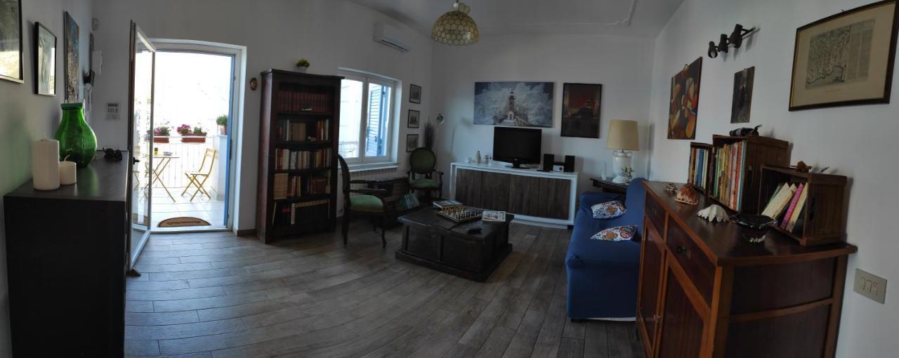 La Casa Di Giulio - Holiday Home Изола-делле-Феммине Экстерьер фото